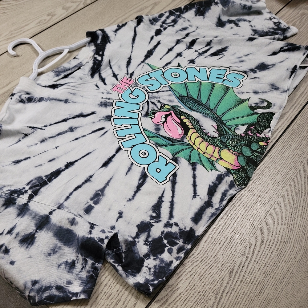 Oversized graphic crop